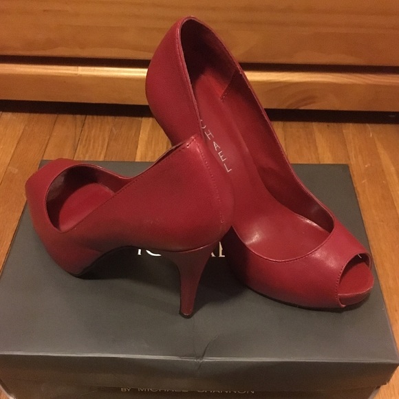 Michael by Michael Shannon red pump