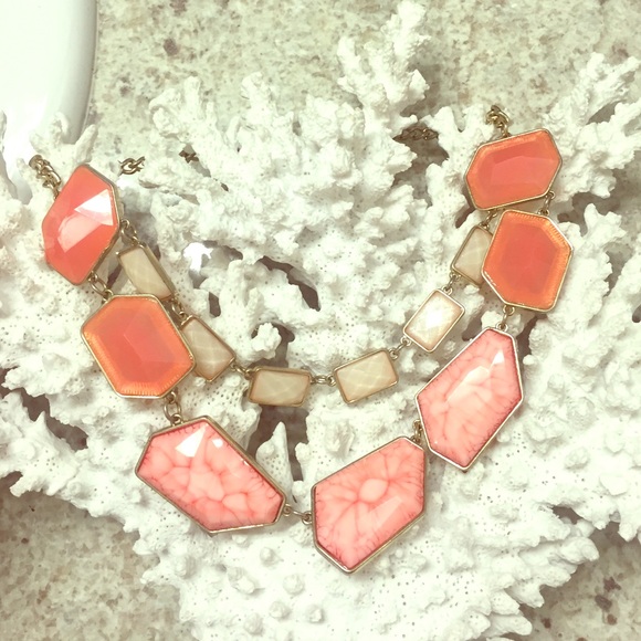 Beautiful coral statement necklace - Picture 1 of 3