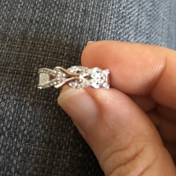 White Gold Plated Ring. - Picture 2 of 4