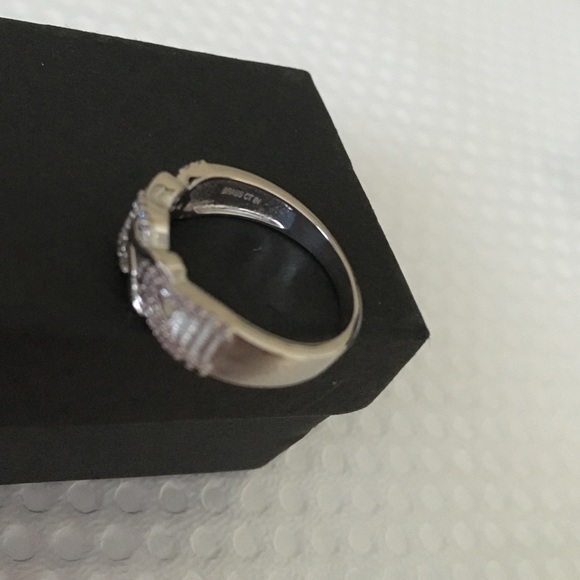White Gold Plated Ring. - Picture 3 of 4