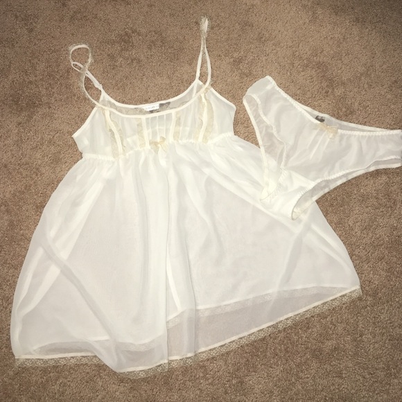 Sweet & sexy cream and lace lingerie set