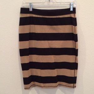 Fitted striped skirt