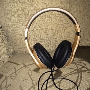 Rose gold headphones.Very Good condition Worn once