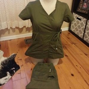 NEW scrub koi top and matching bottoms!!