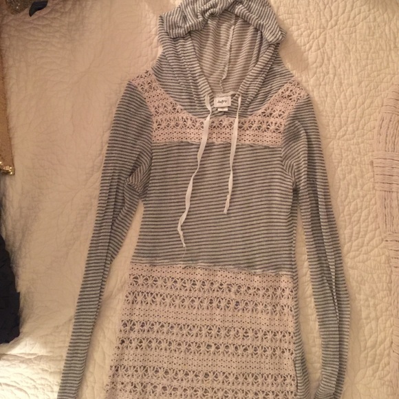 Light weight pullover