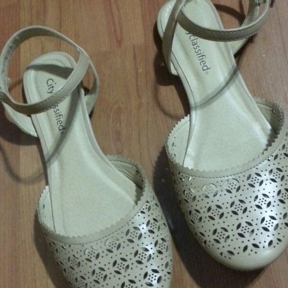 city classified Shoes - CUT OUT BEIGE SANDALS SIZE 8 city classified Shoes - CUT OUT BEIGE SANDALS SIZE 8