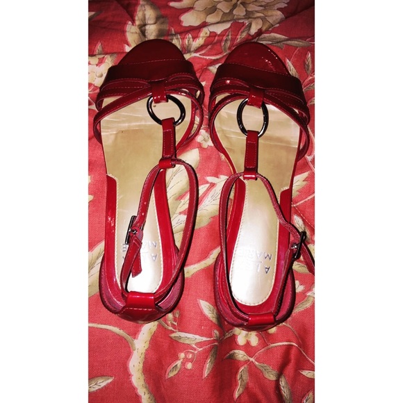 🚨 SALE 🚨 Red Small wedge heels