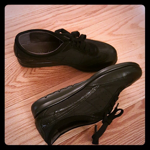 Black sneakers / tennis shoes