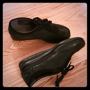 Black sneakers / tennis shoes