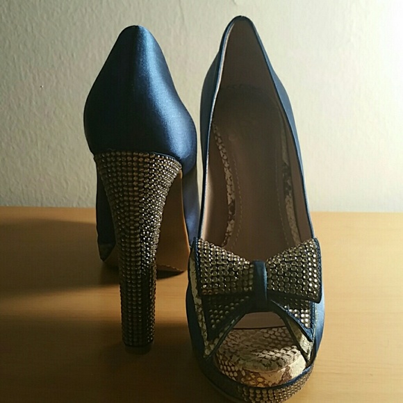 Vince Camuto - Picture 2 of 3