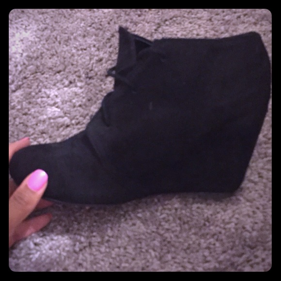Size 7 black wedge