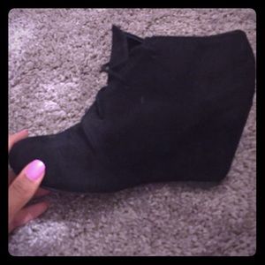 Size 7 black wedge