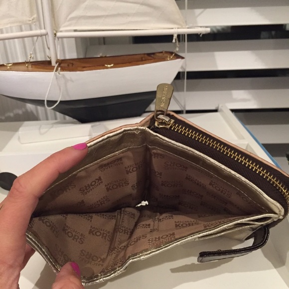 Michael Kors authentic wallet w/ zipper&button!! - Picture 3 of 4