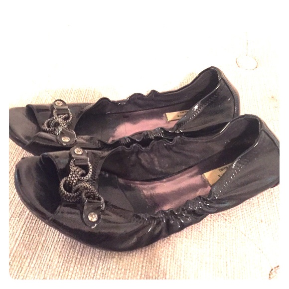 Simply Vera Wang open-toe flats! 👡