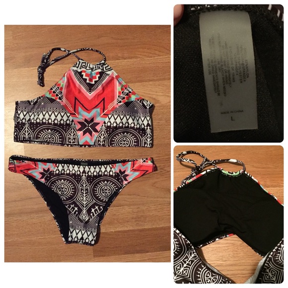 🚫Sold🚫 ☀️Host pick☀️2-piece halter swim suit! - Picture 4 of 4