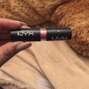 NYX matte lipstick in Audrey