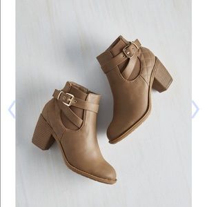 Size 10 tan Modcloth/top moda booties