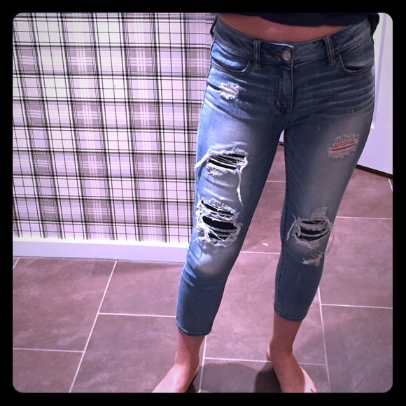 Crop length jeans with destroyed front