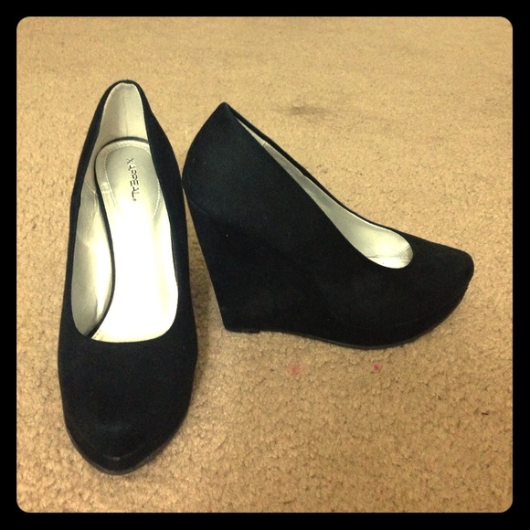Black wedges