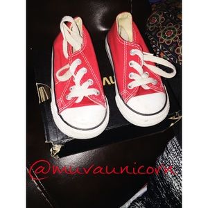 Size 6 toddler red converse👟