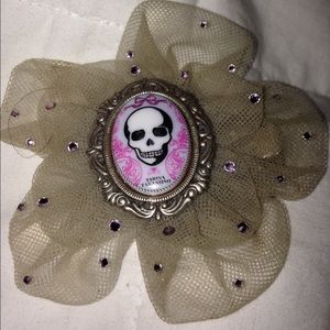 Tarina Tarintino skull cameo hair pin