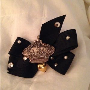 Tarina Tarintino Crown hair clip.