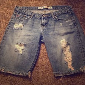 Above knee Hollister capris