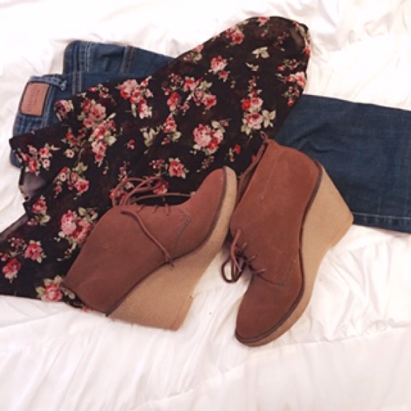 Adorable brown suede wedges
