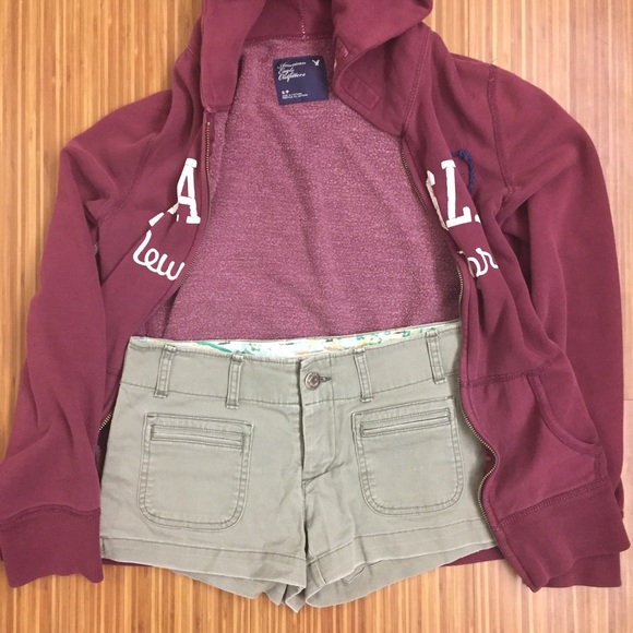 ⚪️ AE bundle! Olive green shorts and maroon hoodie