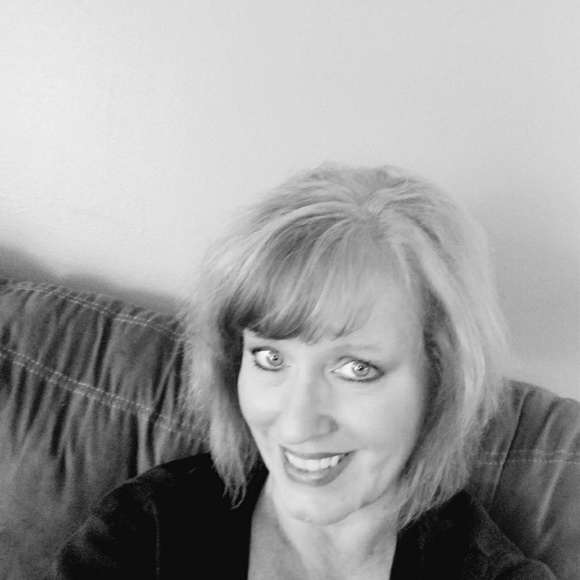 Meet your Posher, Debbie - Picture 2 of 2