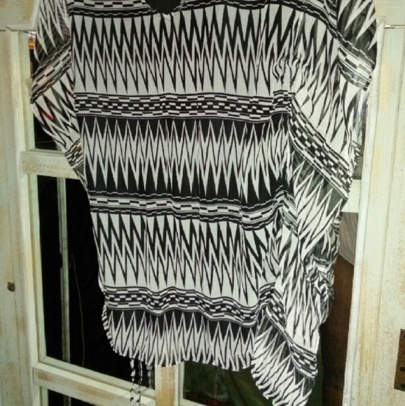 Batwing shirt... Fits like a 1x our xl... - Picture 2 of 3