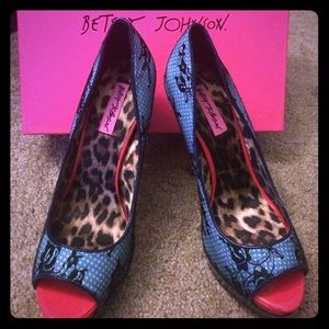 BETSEY JOHNSON: Blue Lace/ Cheetah Platform Pump 9