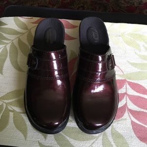 CLARKS  CLOGS