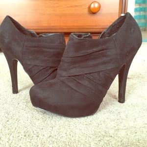 Black supper up closed toe heels