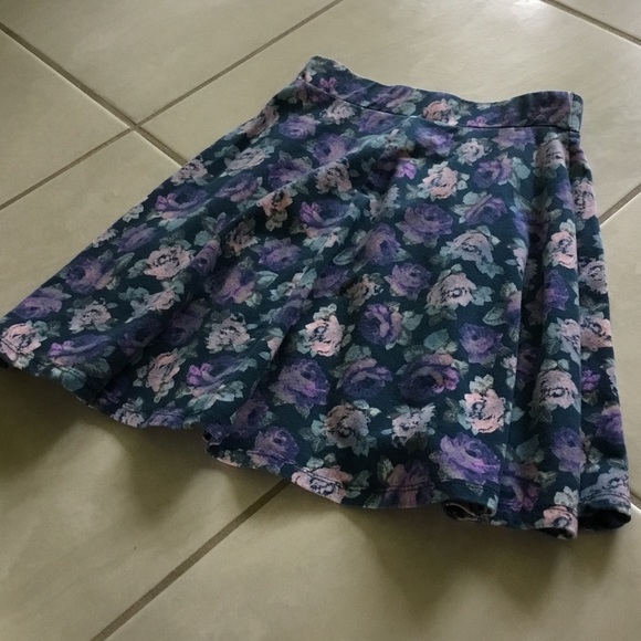 CLOSET CLOSED FOR SUMMER - Picture 2 of 3