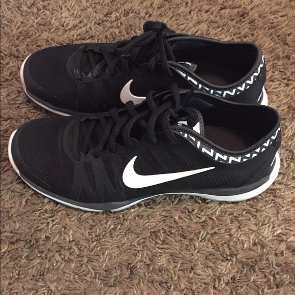 black nike tennis shoes