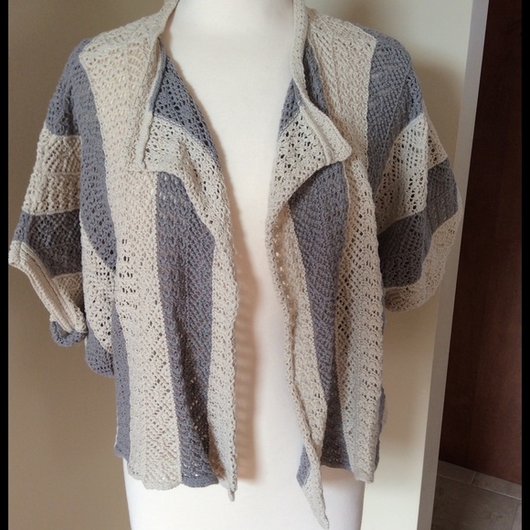 🎉4/16 HP🎉 🔵3/$30 Cute Shrug, EUC