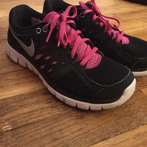 BLACK AND PINK NIKE SNEAKERS