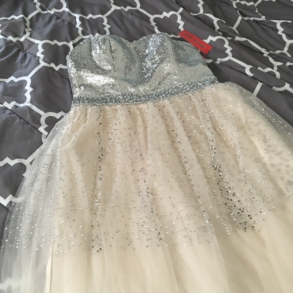 strapless, cream-colored ball gown - Picture 2 of 4