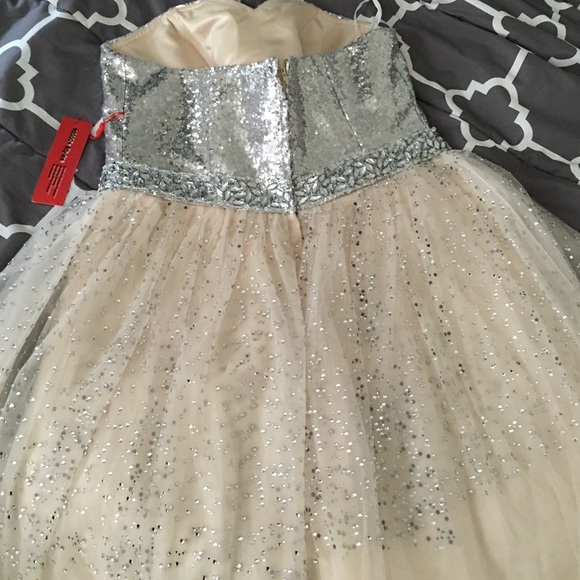 strapless, cream-colored ball gown - Picture 3 of 4