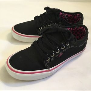 vans chukka low black red