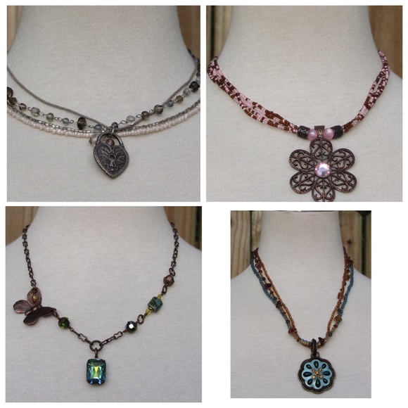 SOLD-Bundle of 4 adorable necklaces !
