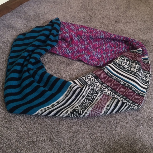 Urban Outfitters Scarf - Picture 1 of 3