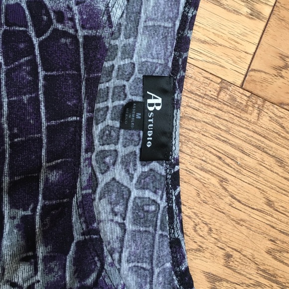 Block pattern top. - Picture 2 of 3