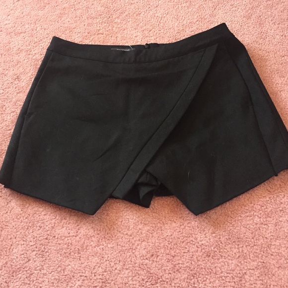 NWT chic skort