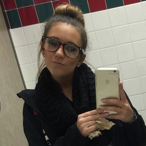 Meet your Posher, Haley - Picture 1 of 1