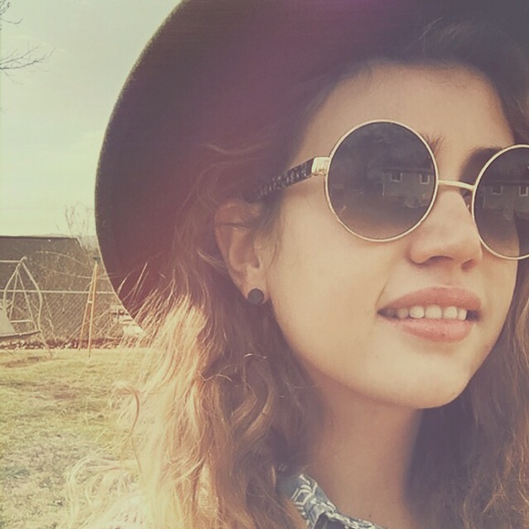 ✨MEET THE POSHER✨🎉 - Picture 2 of 4