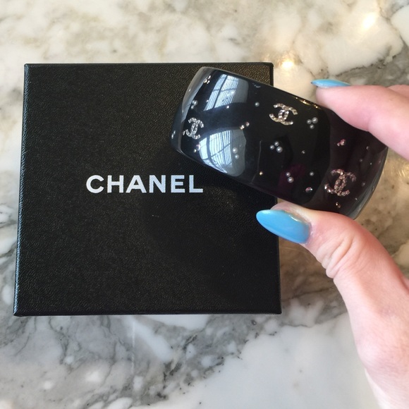 Chanel black resin cuff with pearl/logo detailing – 100% authentic- EUC - Picture 3 of 3
