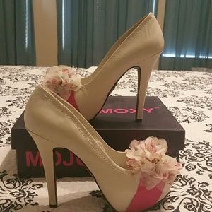 ????HOST PICK!???? Mojo Moxy open toe pumps