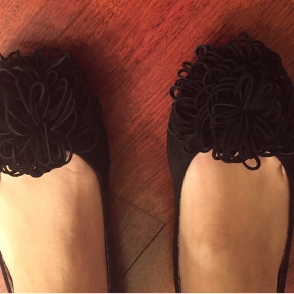 BLACK FLATS WITH POM POM TOP! SIZE: 8 - Picture 2 of 2